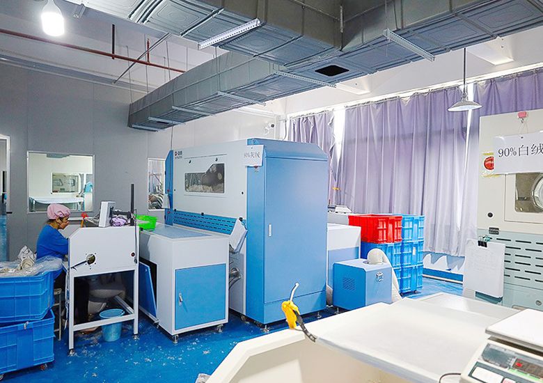 Компьютеризированная машина для наполнения пухом