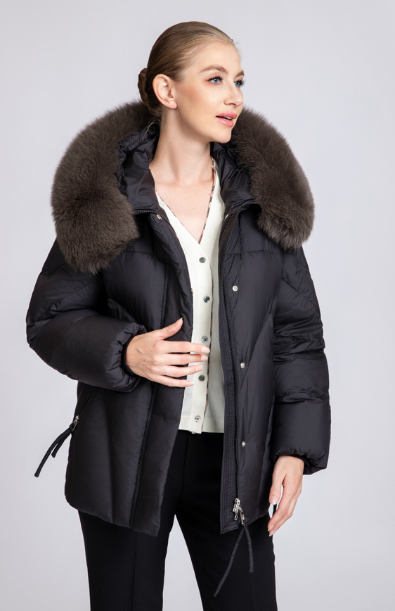 Пуховик укороченного силуэта с меховым воротником